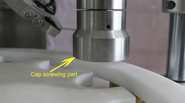 Qopqoqni yopishtirilgan va yulduz g'ildiragi ishlaydigan 500ml dumaloq shisha to'ldirish mashinasi