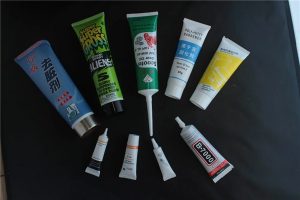 Ultrasonik sızdırmazlık kosmetik naychalarni to'ldirish mashinasi